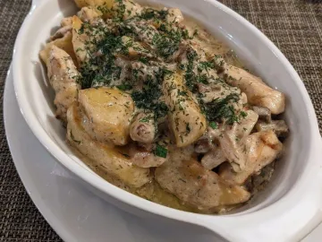 Картофель с грибами в сливочном соусе с укропом в белой форме