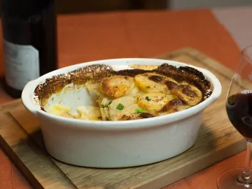 Картофельный гратен в керамической форме с румяной корочкой