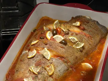 Рыба, запечённая в томатном соусе с лимоном и оливками в форме