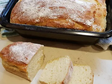 Хлеб на молоке в форме и нарезанные ломтики