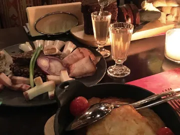Хреновуха в рюмках рядом с драниками и салом