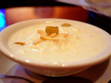 Миска кхира с миндалём и изюмом
