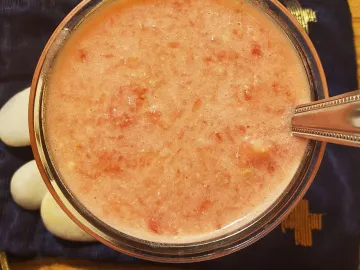 Клубничный смузи в стеклянной чаше с ложкой, вид сверху