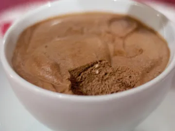 Шоколадно-кофейный мусс в белой чашке с ложкой