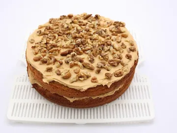 Кофейный бисквитный торт с кремом и грецкими орехами сверху