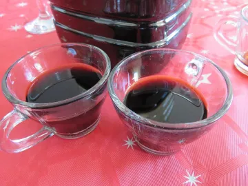 Домашний кофейный ликёр в двух стеклянных чашках