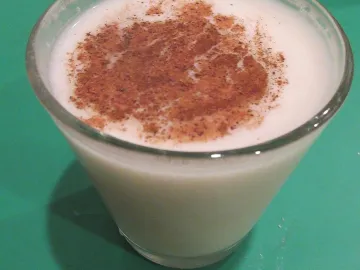 Стакан кокито с молотой корицей и мускатным орехом сверху