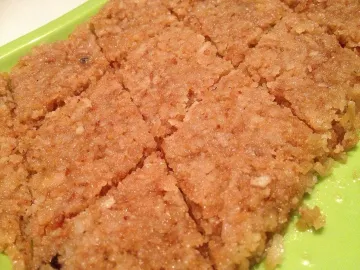 Кокосовая барфи, нарезанная ромбиками, на зелёной тарелке