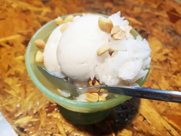 Шарики кокосового мороженого с арахисом и клейким рисом