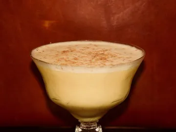 Бренди флип с пеной и мускатным орехом в бокале