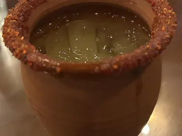 Кантарито в глиняной кружке с кромкой из соли и чили