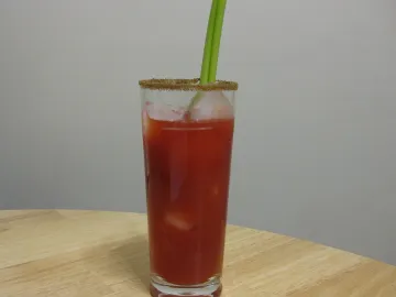 Коктейль Кровавый Цезарь со стеблем сельдерея и соляной каёмкой
