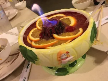 Коктейль Скорпион в керамической чаше с апельсинами и трубочками