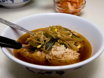 Миска корейского супа с ростками сои, зелёным луком и рисом