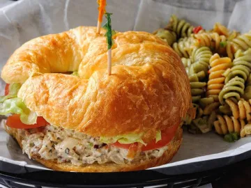 Круассан с куриным салатом, помидором и листом салата