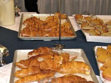 Подносы с круассанами, внутри ломтики копчёной индейки