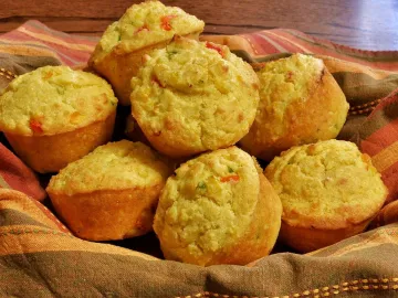 Кукурузные маффины с кусочками перца в корзинке под салфеткой