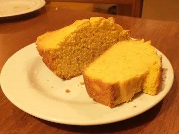 Нарезанный кукурузный хлеб на белой тарелке