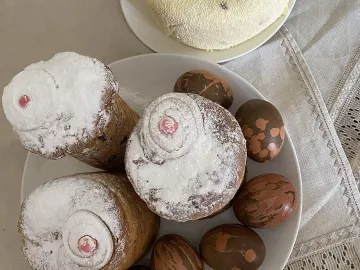 Куличи с белой глазурью, цукатами, ягодами годжи и разноцветной посыпкой