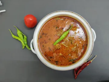 Куриное карри в густом томатном соусе с зелёным чили