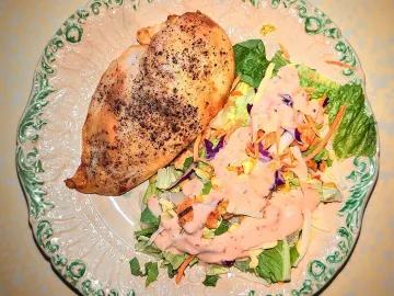 Запечённая куриная грудка с овощным салатом