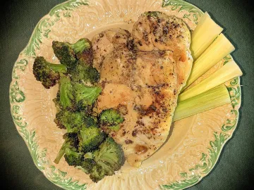 Запечённая куриная грудка с брокколи и брусками сельдерея на фигурной тарелке