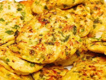 Румяные куриные котлеты с зеленью крупным планом