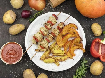 Куриные шашлычки с перцем, запечённым картофелем и тыквой
