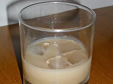 Сливочный ликёр со льдом в низком стеклянном стакане