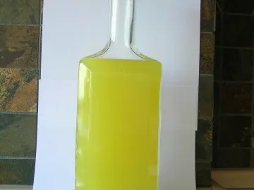 Домашний лимончелло в стеклянной бутылке с пробкой