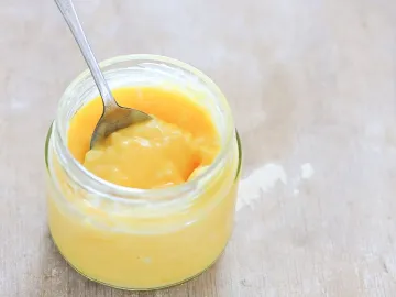 Лимонный курд в стеклянной баночке с ложкой