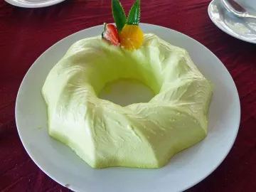 Лимонный мусс в форме кольца с клубникой и мандарином