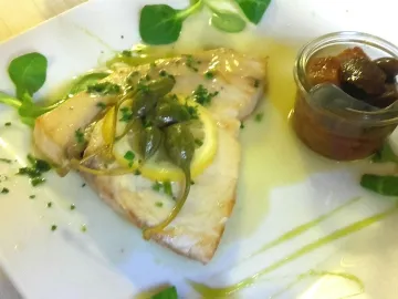Стейк рыбы-меч под лимонным соусом с каперсами и петрушкой