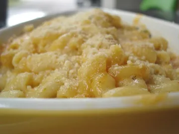 Запечённые макароны с сыром и золотистой корочкой в миске