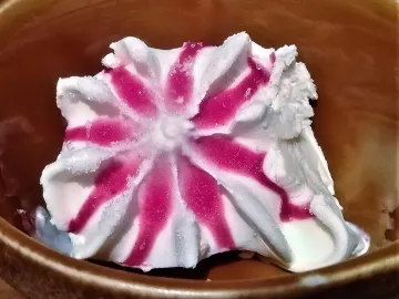 Малиновое мороженое с розовыми прожилками в коричневой миске