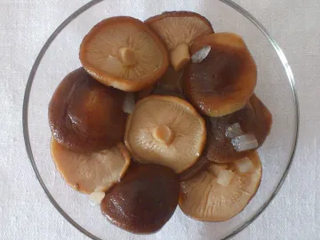 Маринованные грибы шиитаке с луком в стеклянной миске