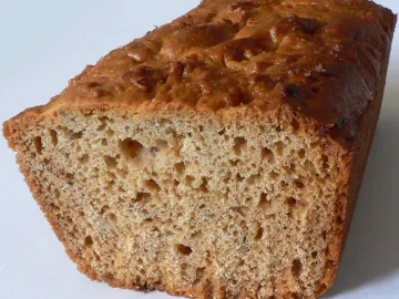 Пряный медовый кекс в форме буханки, разрезанный пополам