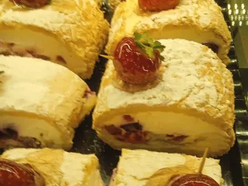 Меренговый рулет с ягодным кремом и клубникой сверху