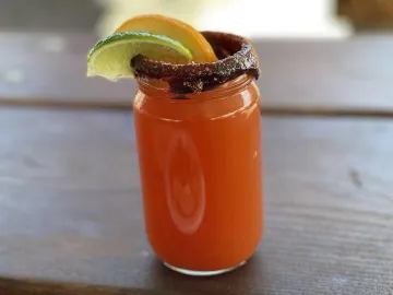 Мичелада с томатным соком, лаймом и острым ободком