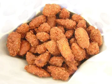 Жжёный миндаль в сахарной корочке в бумажном кульке