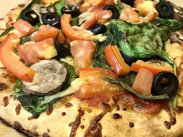 Мини-пицца с перцем, помидорами, шпинатом и маслинами