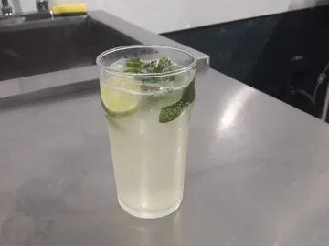 Коктейль мохито с мятой и лаймом в высоком стакане