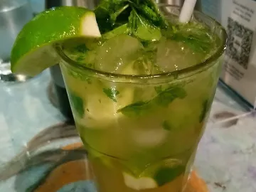 Высокий стакан с мятой, льдом и долькой лайма, трубочка