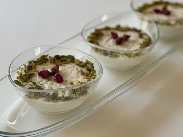 Мухаллеби в стеклянных креманках с фисташками и бутонами роз