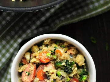 Рис из цветной капусты с овощами и ломтиками колбасы в миске