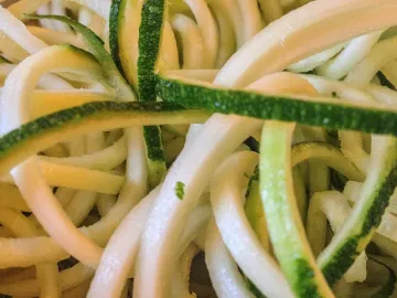 Спиральная нарезка кабачков, лапша из цукини в миске