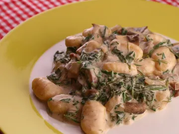 Картофельные ньокки с грибами и рукколой в сливочном соусе