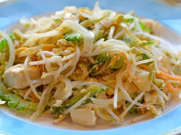 Горькая дыня гоя, тофу и ростки фасоли в блюде гоя-тямпуру