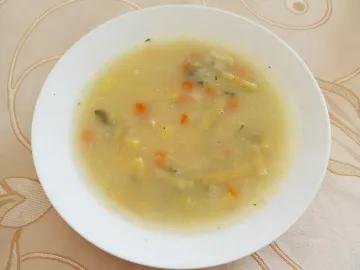Овощной суп со стручковой фасолью и морковью в тарелке