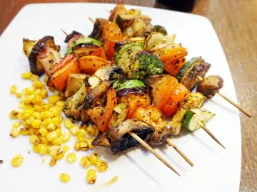 Запечённые овощные шашлычки на деревянных шпажках с жареной кукурузой